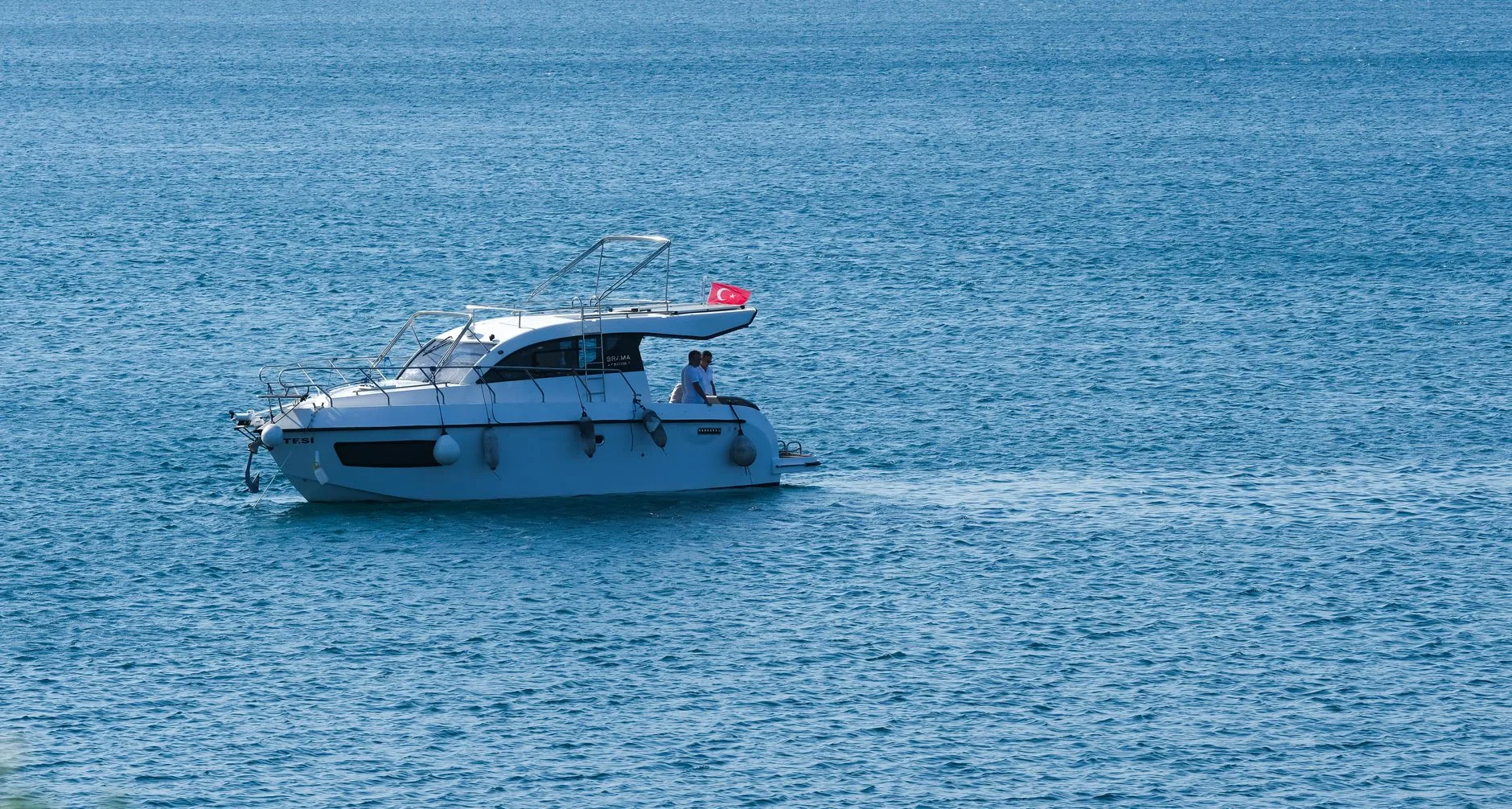 Grupo de amigos disfrutando de un día en barco privado por la bahía.